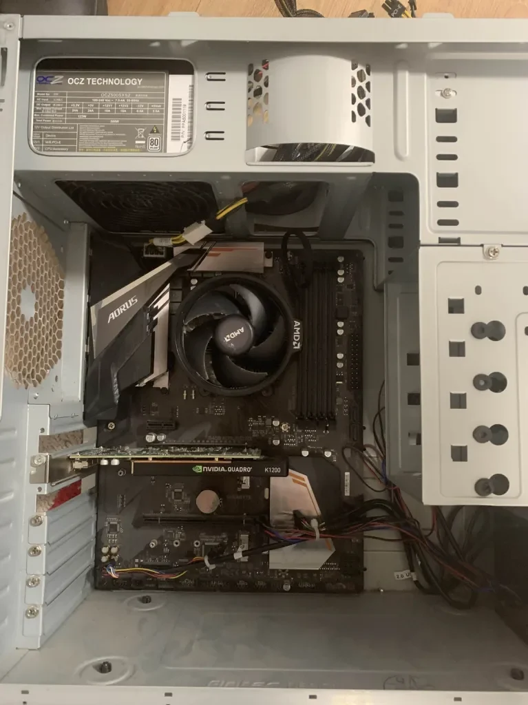 Inside a FreeMcHosting computer with an AMD cooler and AORUS motherboard