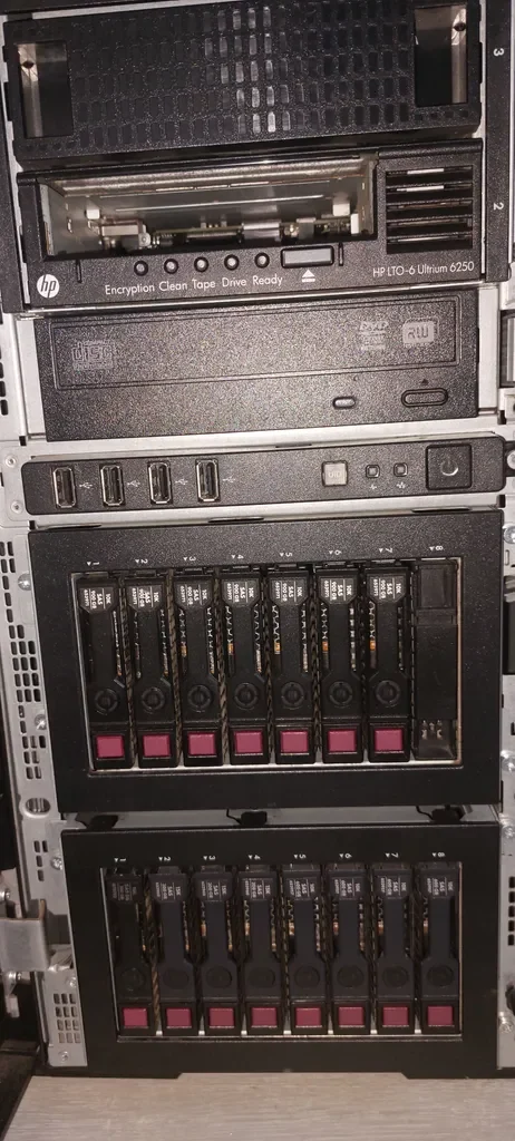 FreeMcHosting rack hardware with HP drive bays